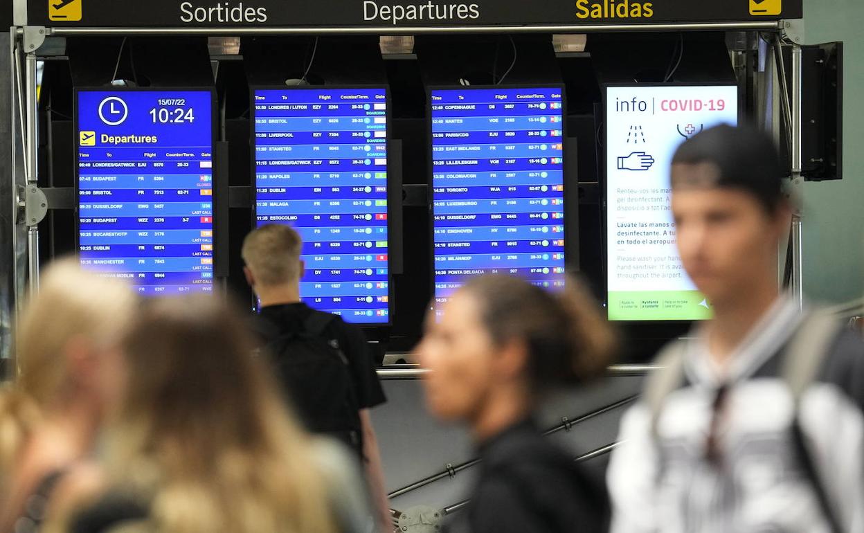 Pasajeros en un aeropuerto. 