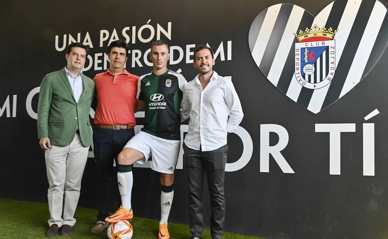 Luis Díaz-Ambrona, Miguel Venegas, Borja García y Leonardo Casanova posan con la tercera equipación del Badajoz. 