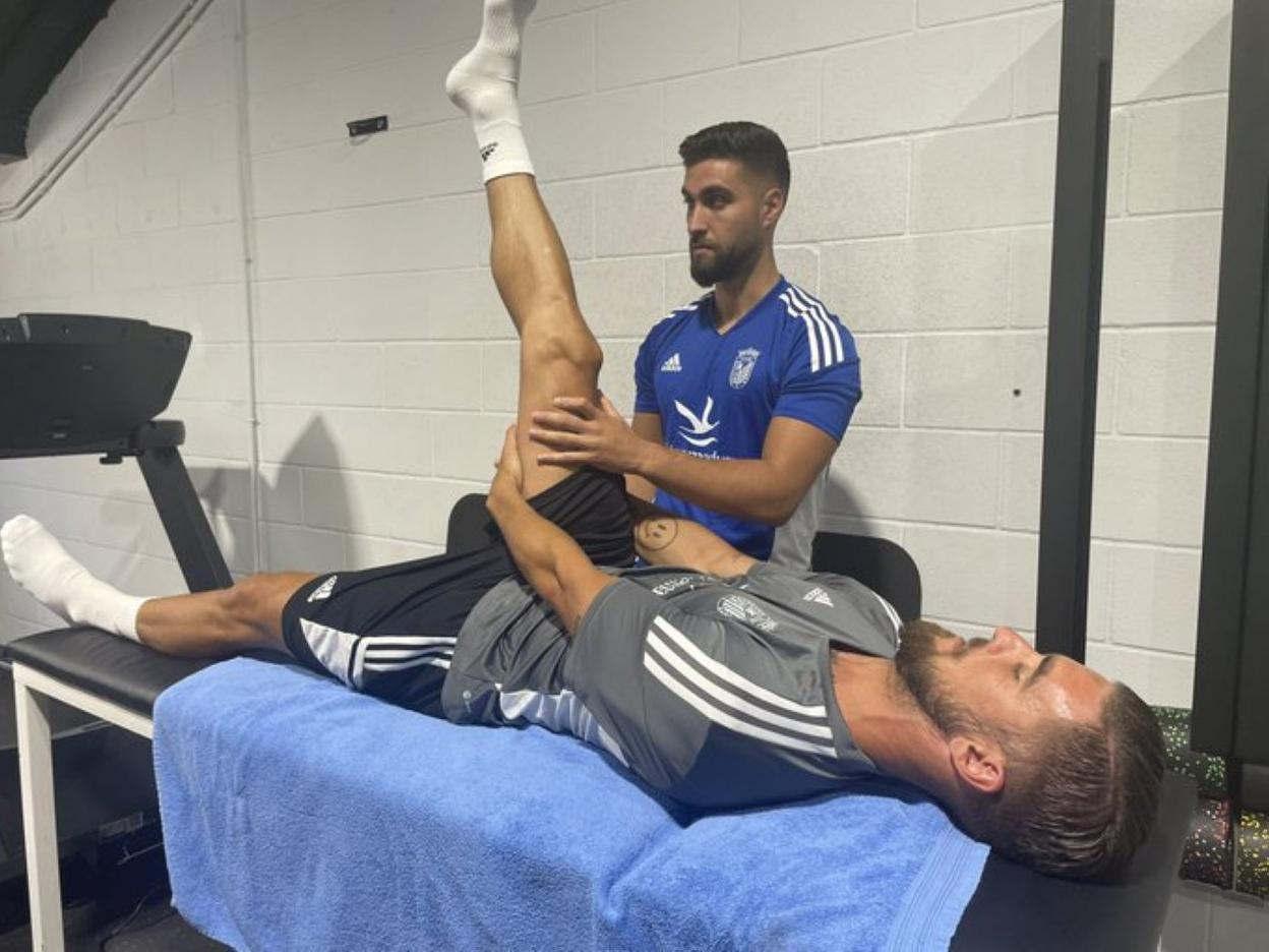 El fisioterapeuta Pedro Serrano trata a Francis Ferrón en el gimnasio del Nuevo Vivero. 