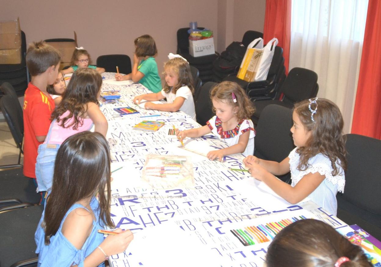 Participantes en una edición anterior del concurso de dibujo.