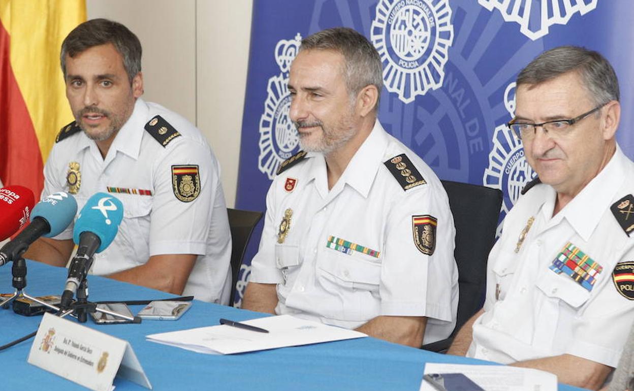 De izquierda a derecha, Luis Carlos Caballero, jefe de la brigada de la Policía Judicial de Cáceres; José Ángel González, jefe de la unidad de delitos económicos de la comisaría general de la Policía Judicial; y Alfredo Garrido, jefe superior de la Policía Nacional en Extremadura, durante la rueda de prensa ofrecida tras las detenciones. 