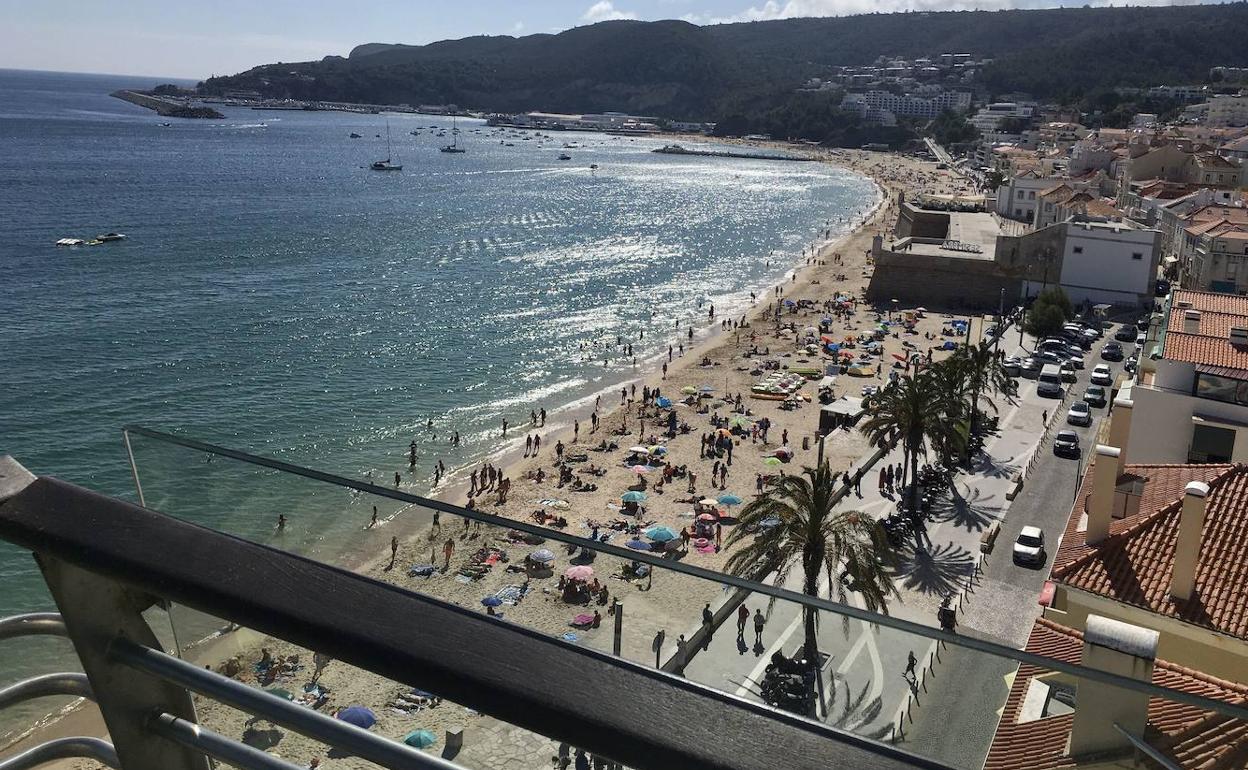 Vista panorámica de la playa de Sesimbra (Portugal), donde muchos extremeños tienen casa.