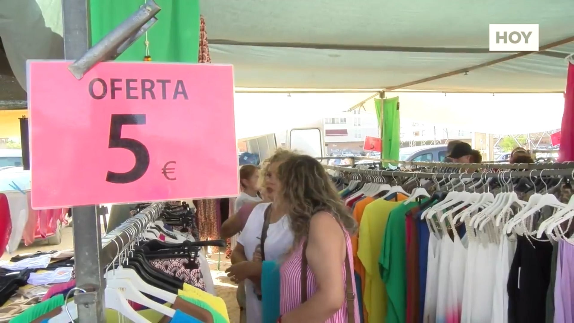 Camisetas a dos euros en el mercadillo