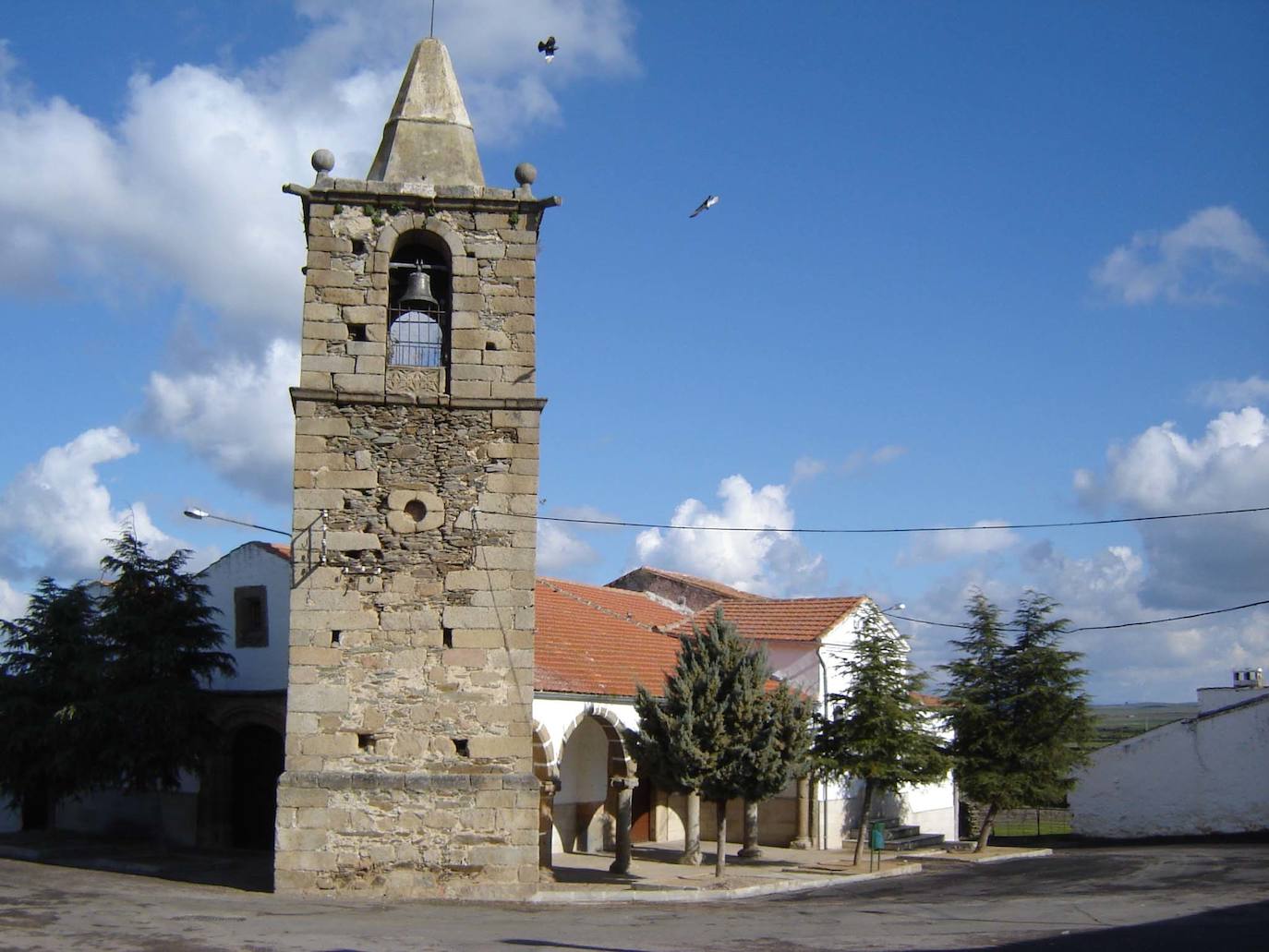 Iglesia y pórtico de Campo Lugar, en donde ejerció como párroco Jesús Buenadicha durante muchos años.