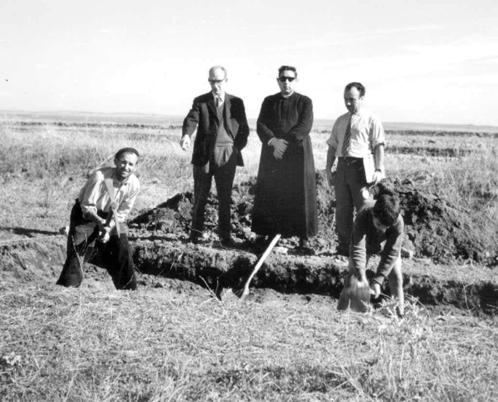 Imagen de 1964 del cura con el investigador Carlos Callejo y su ayudante Antonio Márquez en una excavación en Campo Lugar.