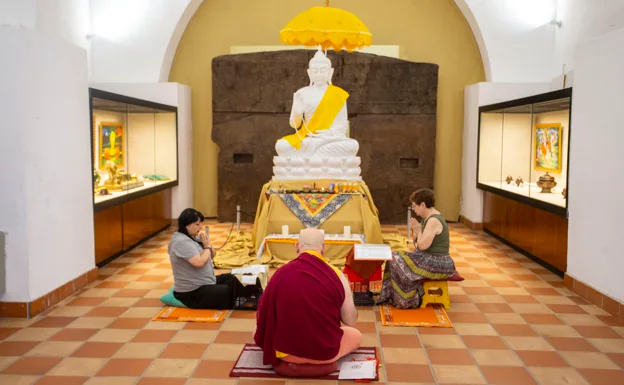 Tres seguidores del budismo realizan una ceremonia de agradecimiento a Buda en la Casa Museo Guayasamín. 