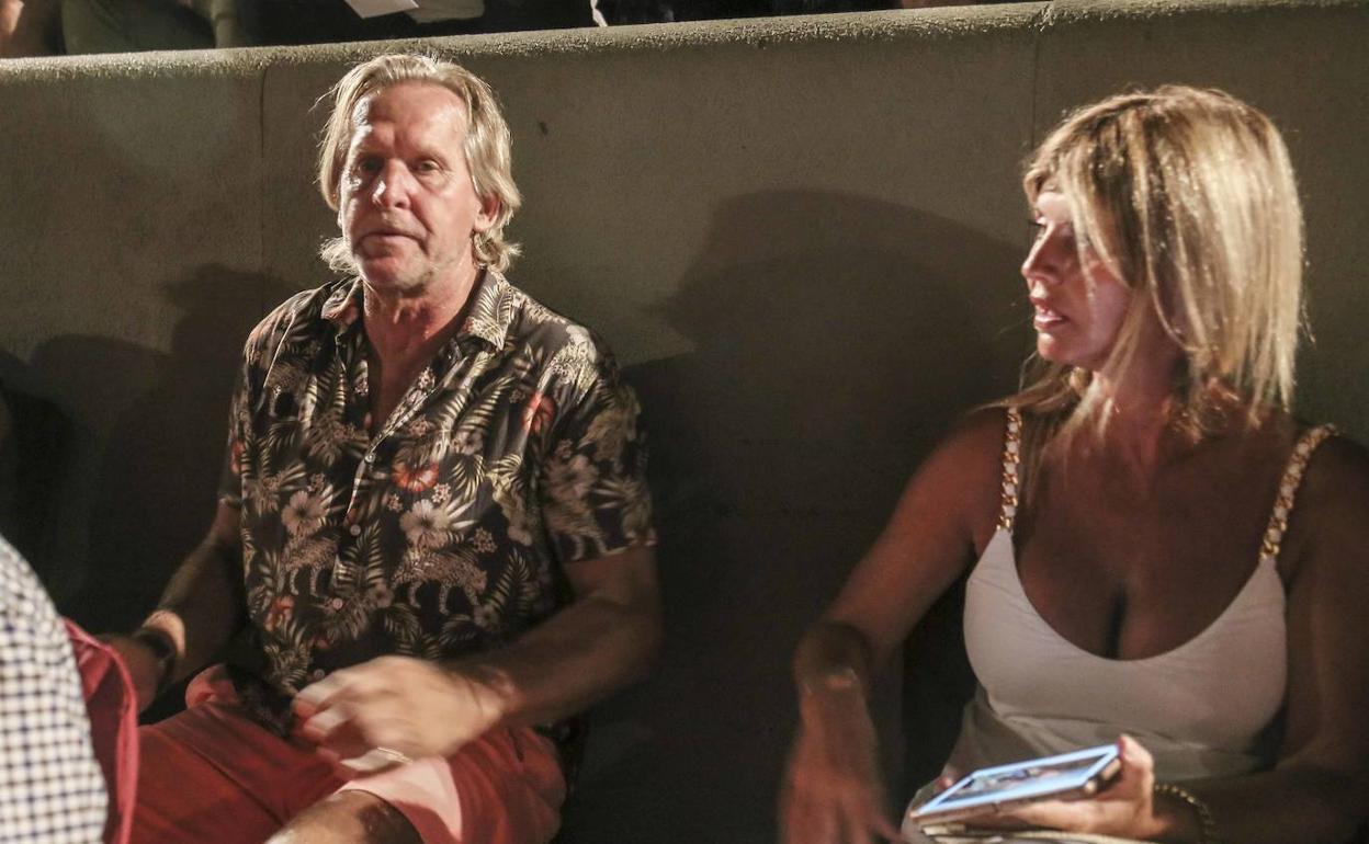 Schuster, anoche, en el Teatro Romano emeritense junto a su mujer. 