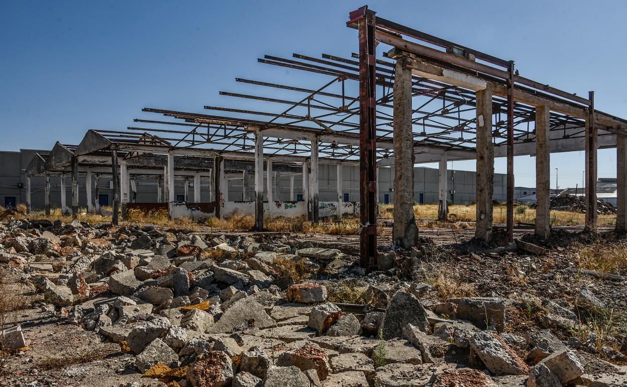 Las obras de demolición del antiguo matadero, en El Nevero, están en punto muerto desde diciembre. 