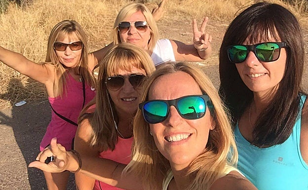 Tania Zárate (42 años, al fondo, con camiseta blanca) con sus cuatro hermanas, durante las fiestas de Herrera del Duque, que se celebran en agosto.