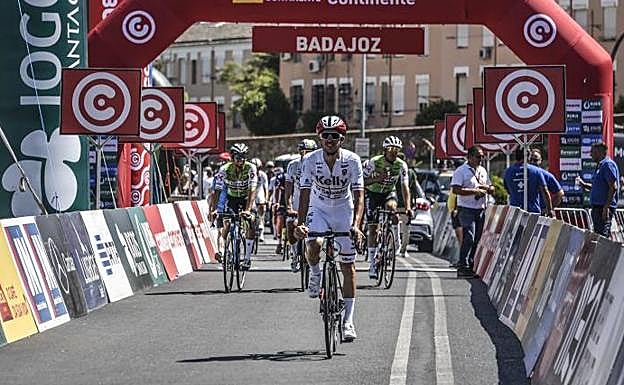 Badajoz jalea la salida de los ciclistas de la Volta a Portugal