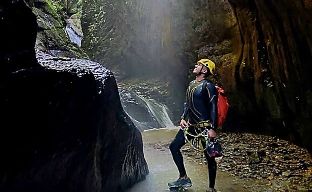 El placentino Javier Gil en un barranco de los yungas de Bolivia. 