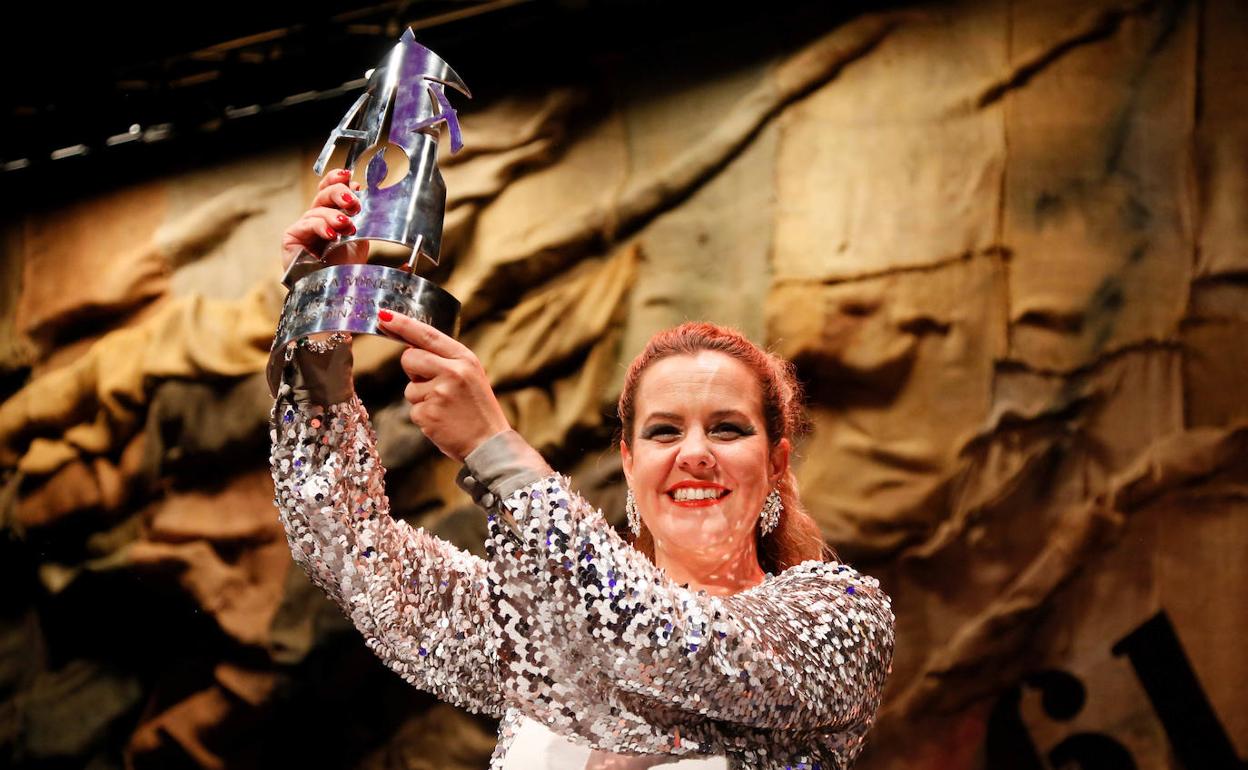 Esther Merino, esta madrugada, levantando la Lámpara Minera. 