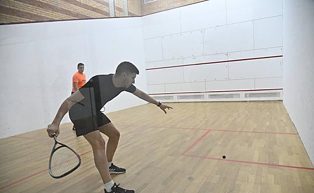 na pareja juega al squash. 