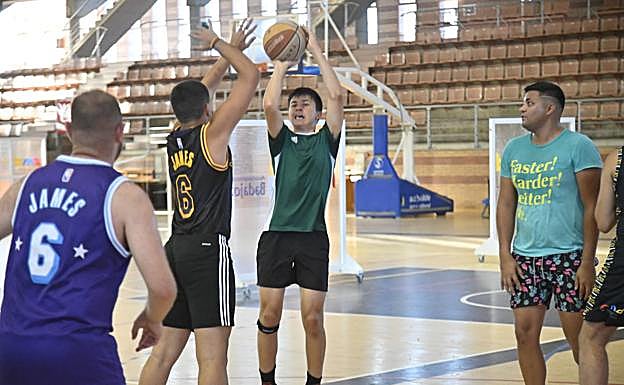 Baloncesto en La Granadilla dentro del programa 'Vive la noche'. 