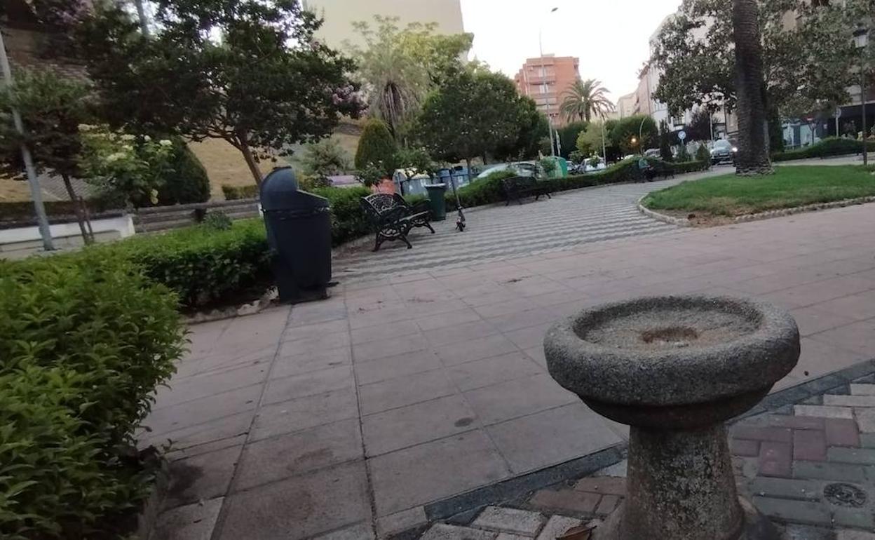 Fuente clausurada en la plaza de los Conquistadores (más conocida como Colón). 