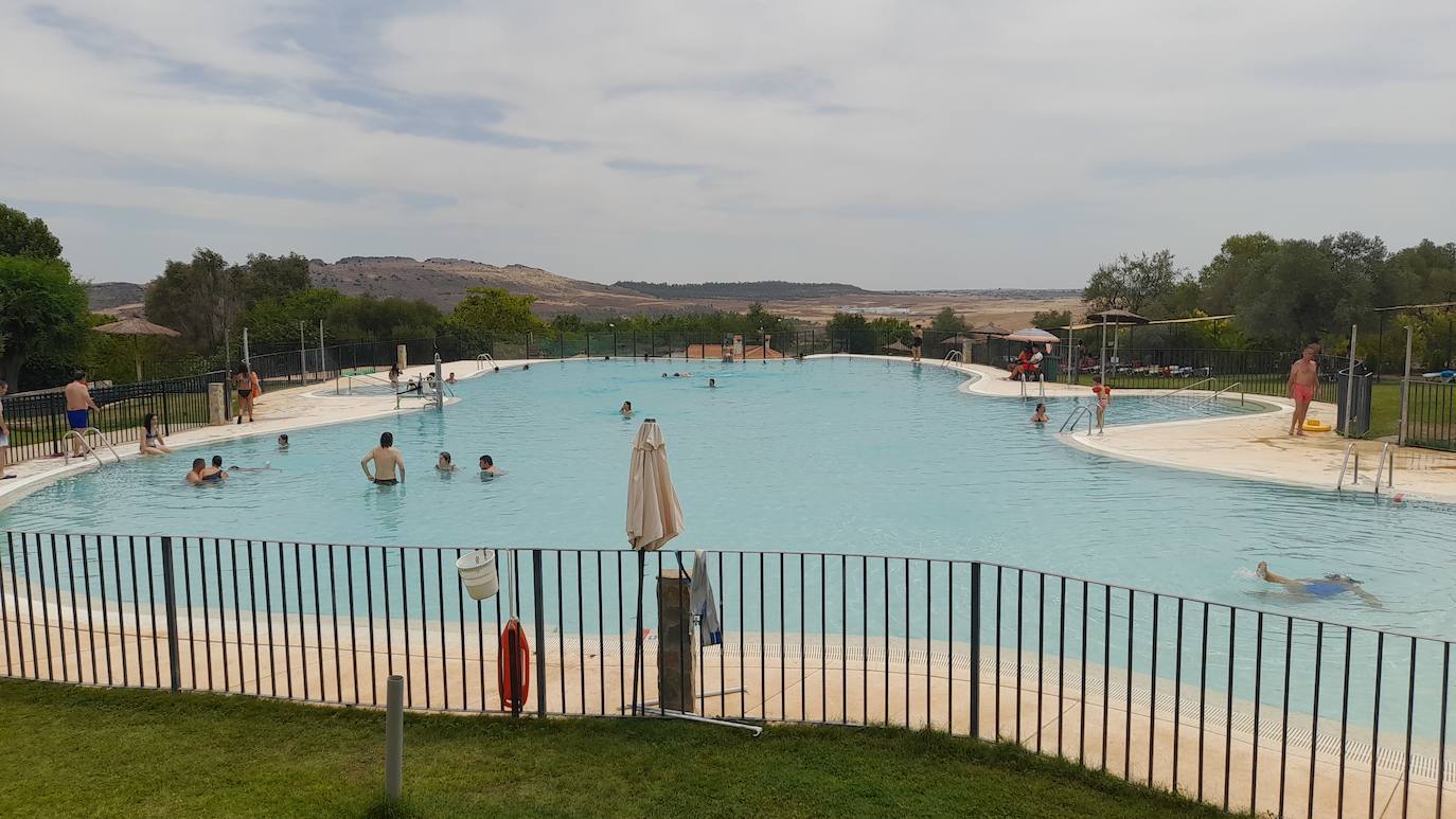 La piscina de agua salada tiene una temperatura más baja. 