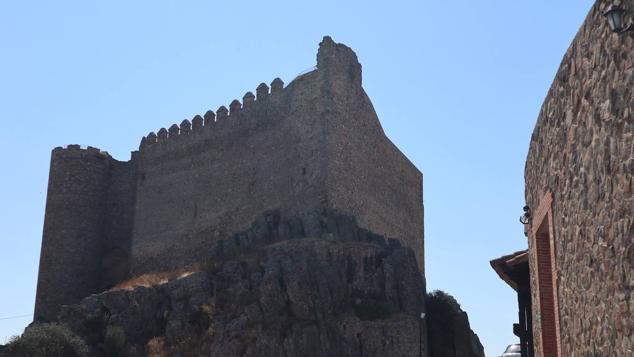 Una de las murallas está reforzada por una torre circular