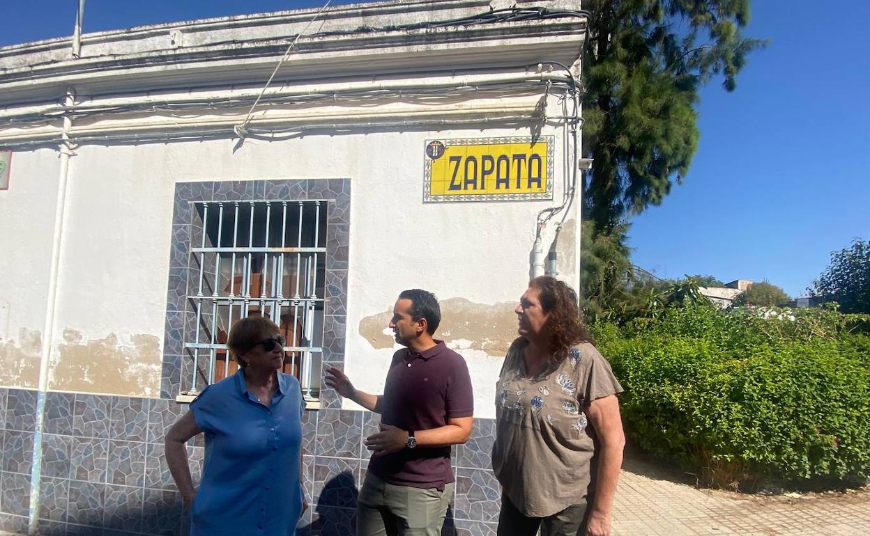Ricardo Cabezas ayer, junto a Rita Ortega y Cándida Arce, delante de la antigua sede vecinal de El Progreso. 
