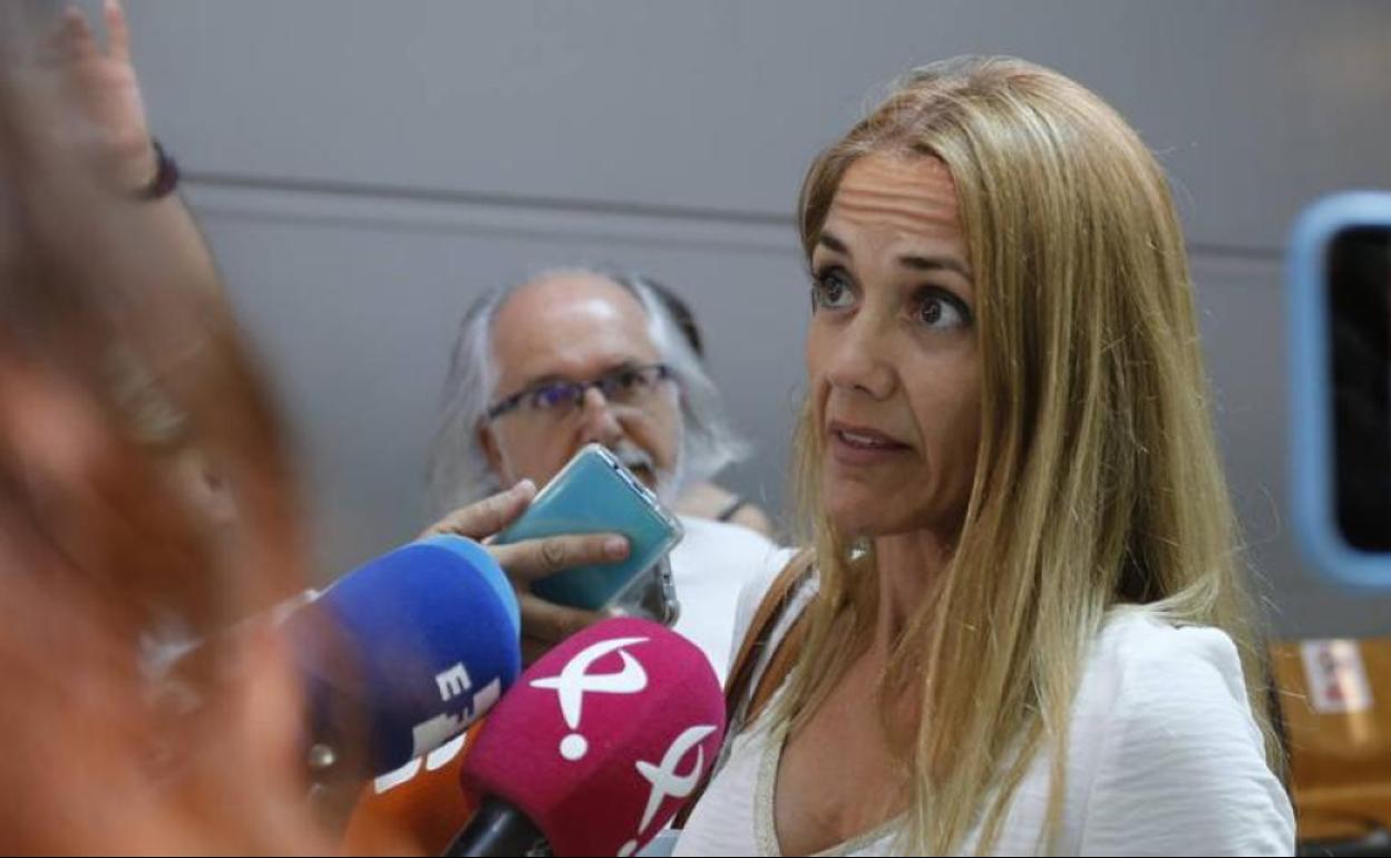 Sylvia Córdoba, abogada de los detenidos, atendiendo a los medios tras la comparecencia de sus clientes ante la jueza. / 