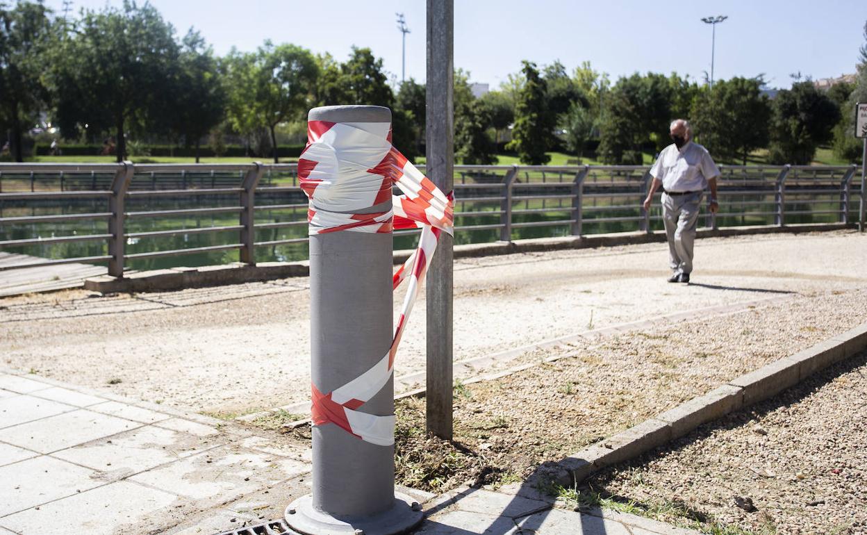 Fuente de agua potable en el parque del Rodeo precintada como medida de prevención contra la legionela aparecida en la zona. 