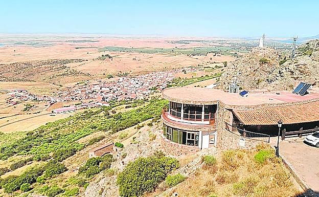Vistas. Restaurante panorámico abandonado. Abajo, Esparragosa de Lares. 