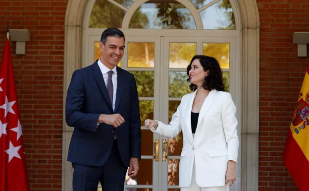 Sánchez recibe a Ayuso en la Moncloa en septiembre de 2021. 