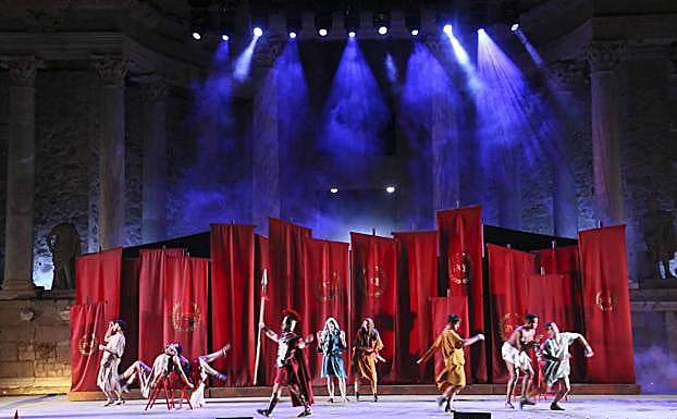 Un momento de la obra anoche en el Teatro Romano.