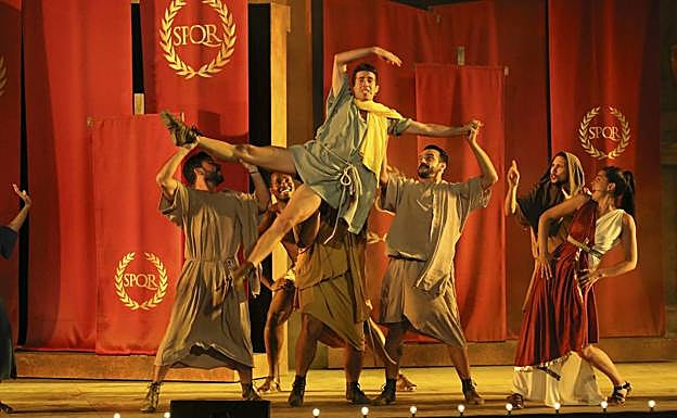 Imagen principal - Festival de Teatro de Mérida: &#039;El aroma de Roma&#039; un imperio de música, baile y carcajadas