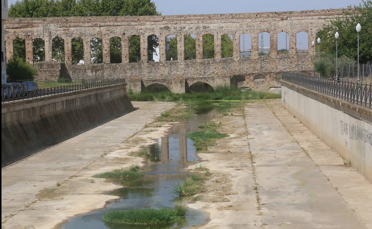 Estado actual del arroyo Albarregas, casi sin agua, junto a la acueducto de San Lázaro, en Mérida. 