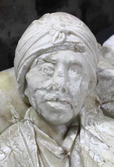 Así de deteriorada estaba la figura del conde Diego López de Zúñiga en su hornacina.