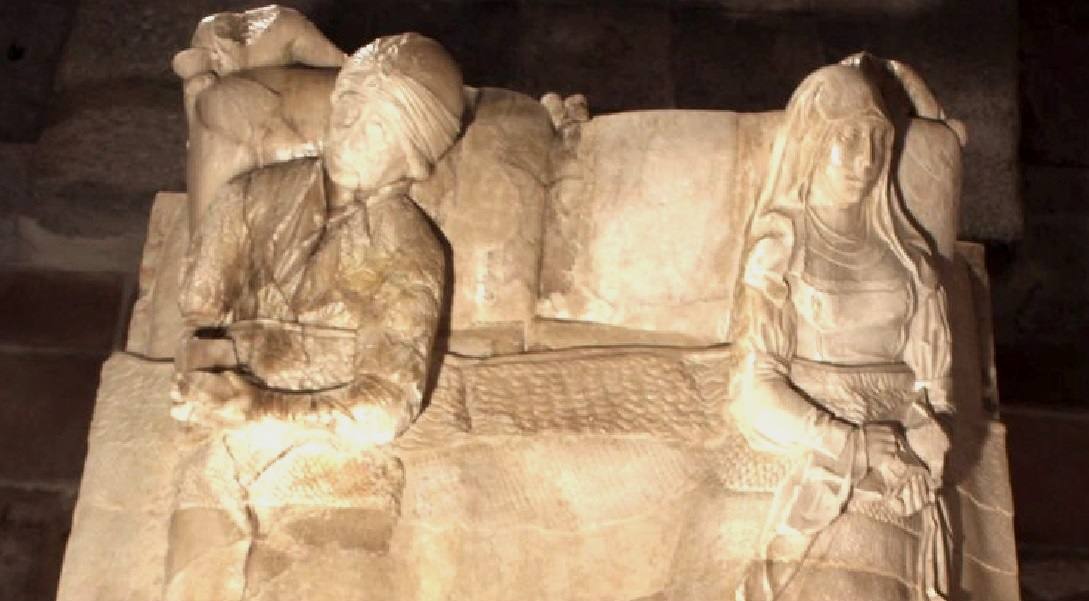 Detalle del sepulcro de los Condes de Nieva en el que los dos están leyendo.