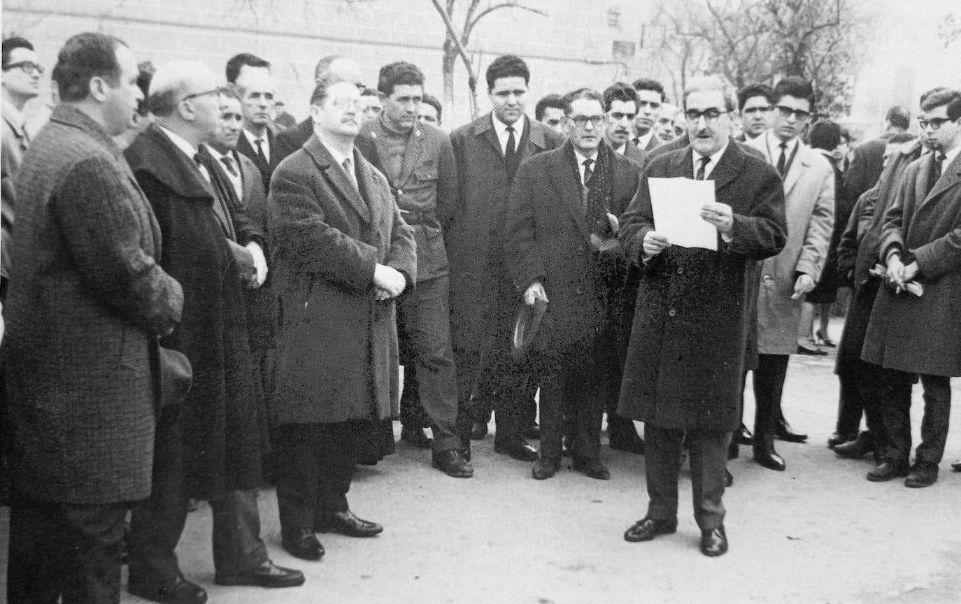 Otra foto del mismo acto de 1966; quien está leyendo es José Canal. En el centro de la imagen, con corbata, se encuentra un joven Elpidio Bernáldez.