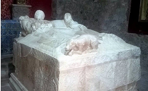 Una perrita está a los pies del matrimonio. 