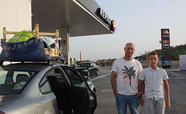 Mustafá y su hijo en la gasolinera Repsol de Monesterio.
