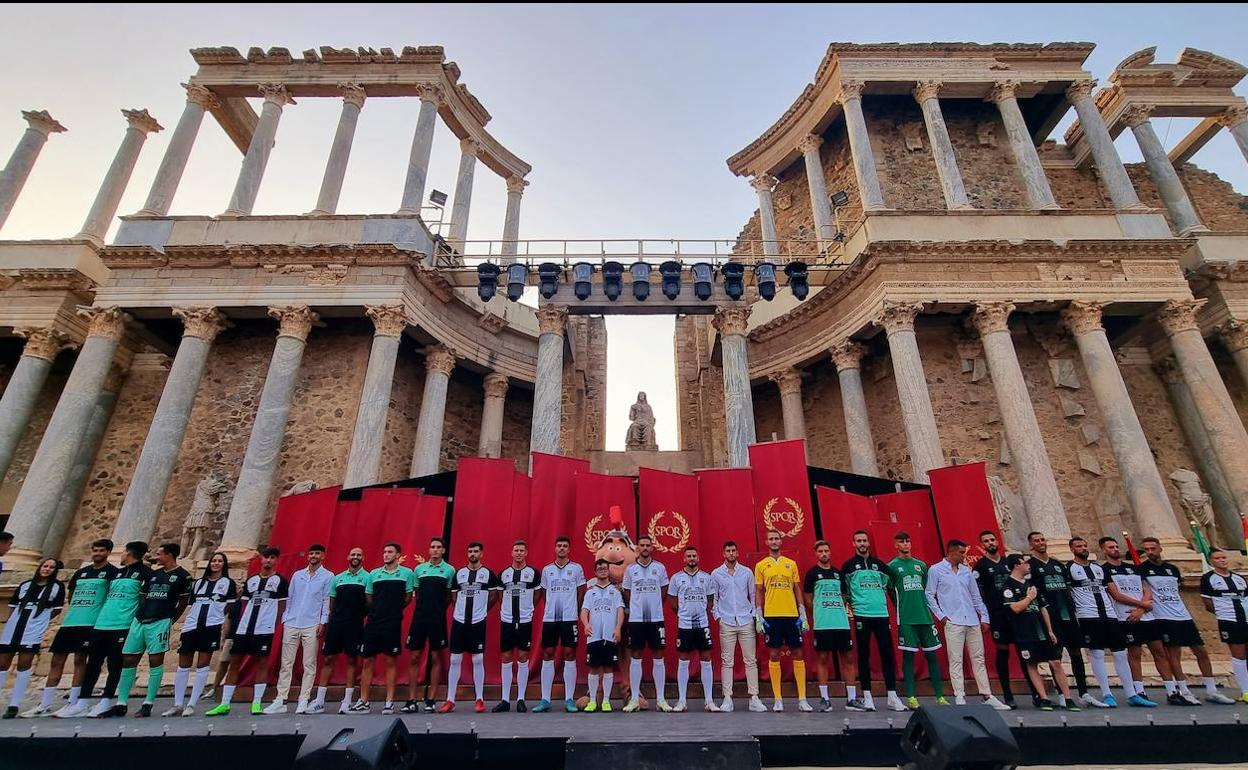 Presentación de las distintas equipaciones del conjunto emeritense, este viernes, en el Teatro Romano de Mérida. 