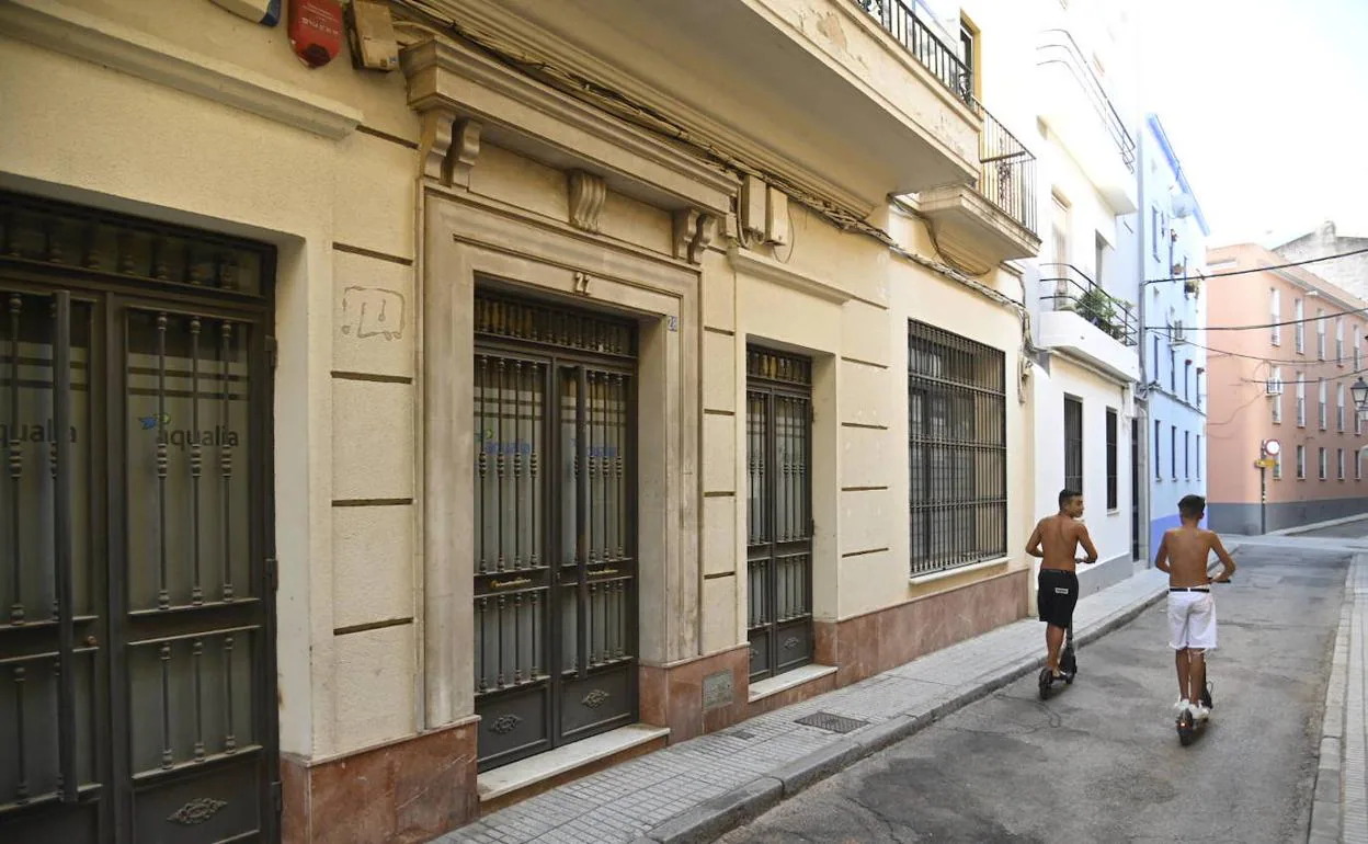El edificio que acogió las antiguas oficinas de Aqualia en la calle Montesinos. 