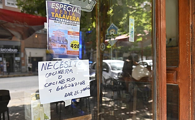 Anuncio en un bar de Badajoz que busca cocinero. 