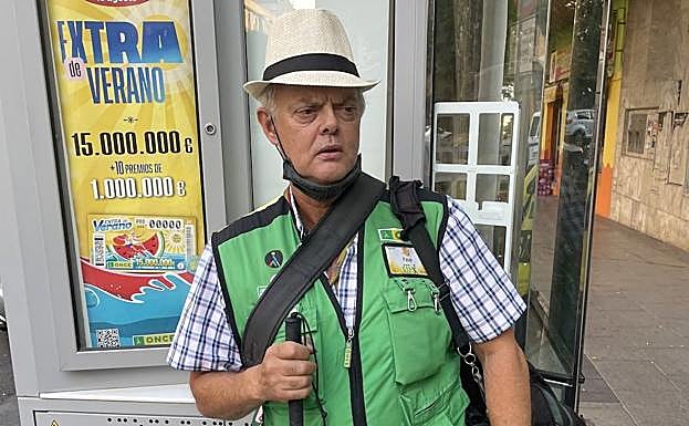 Paco Ponte en su quiosco de Carolina.
