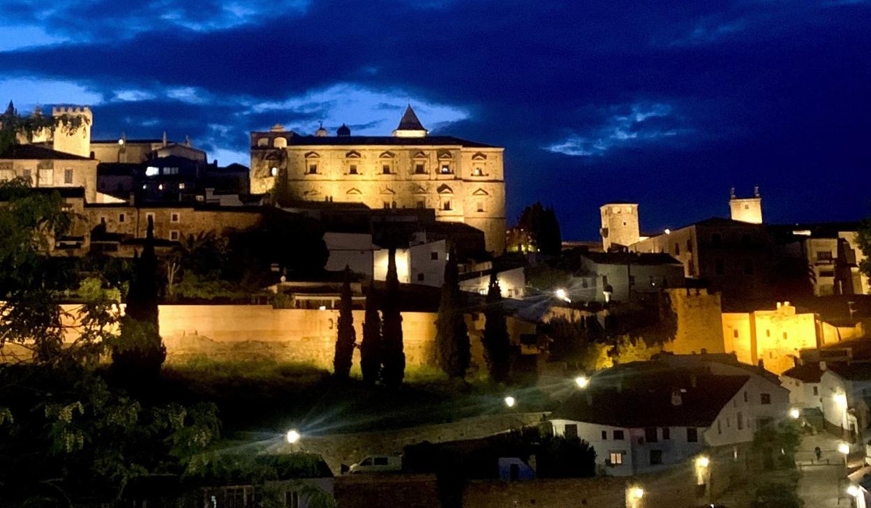 La parte antigua de Cáceres iluminada vista desde San Marquino. 