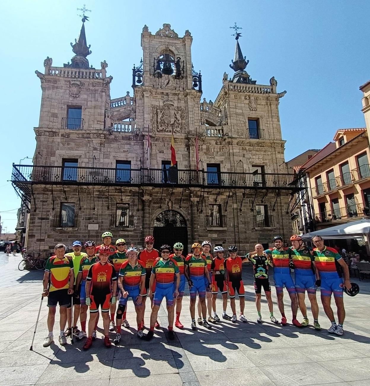 En la plaza del Ayuntamiento a su llegada a Astorga. 