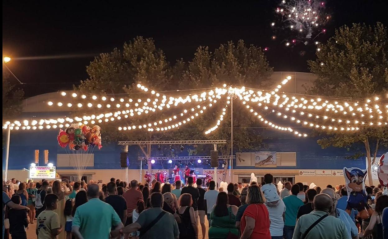 Imagen del recinto ferial con el escenario de la caseta municipal al fondo. 