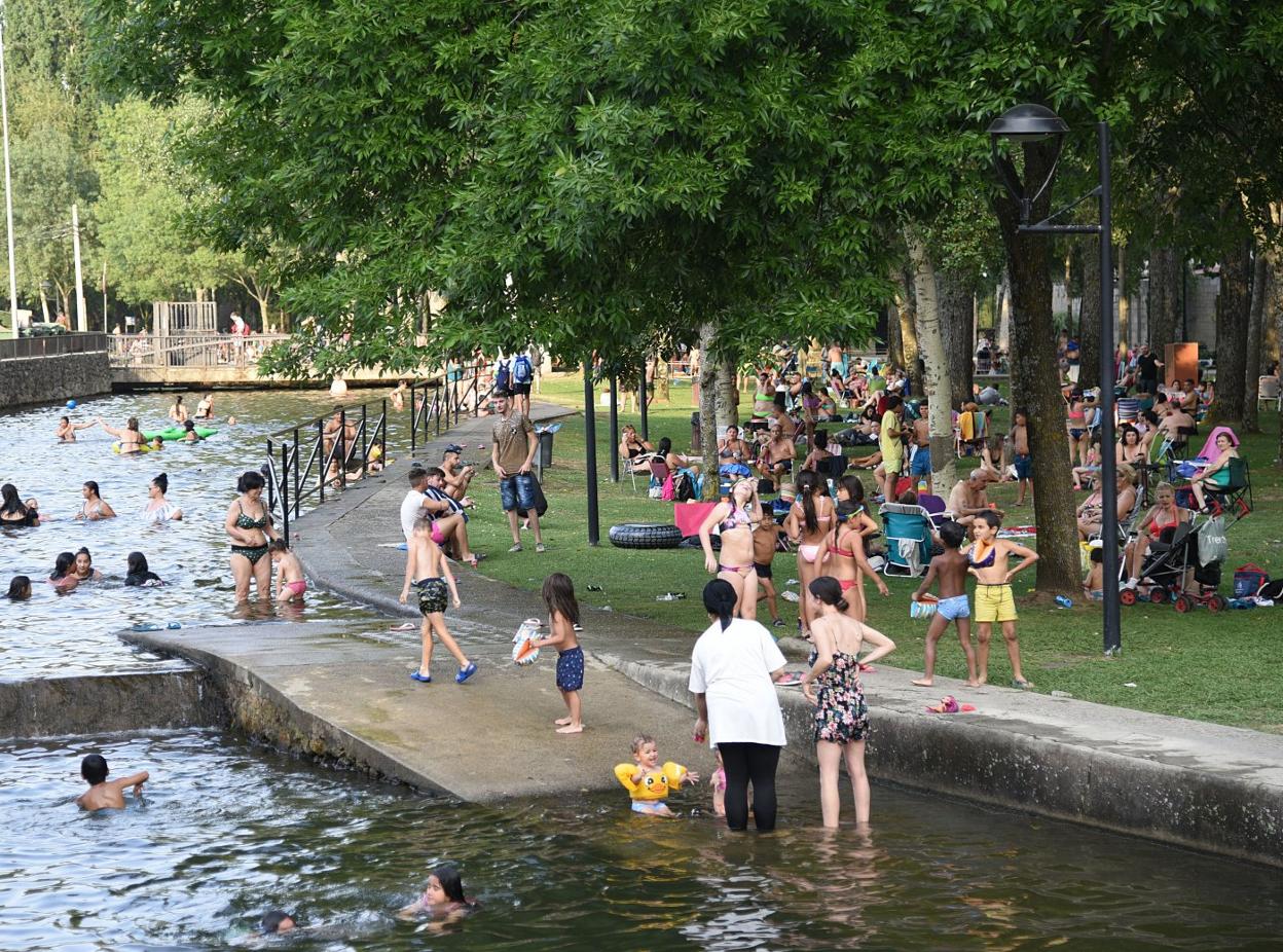 La zona de baño de la Isla es uno de los grandes atractivos del verano. 