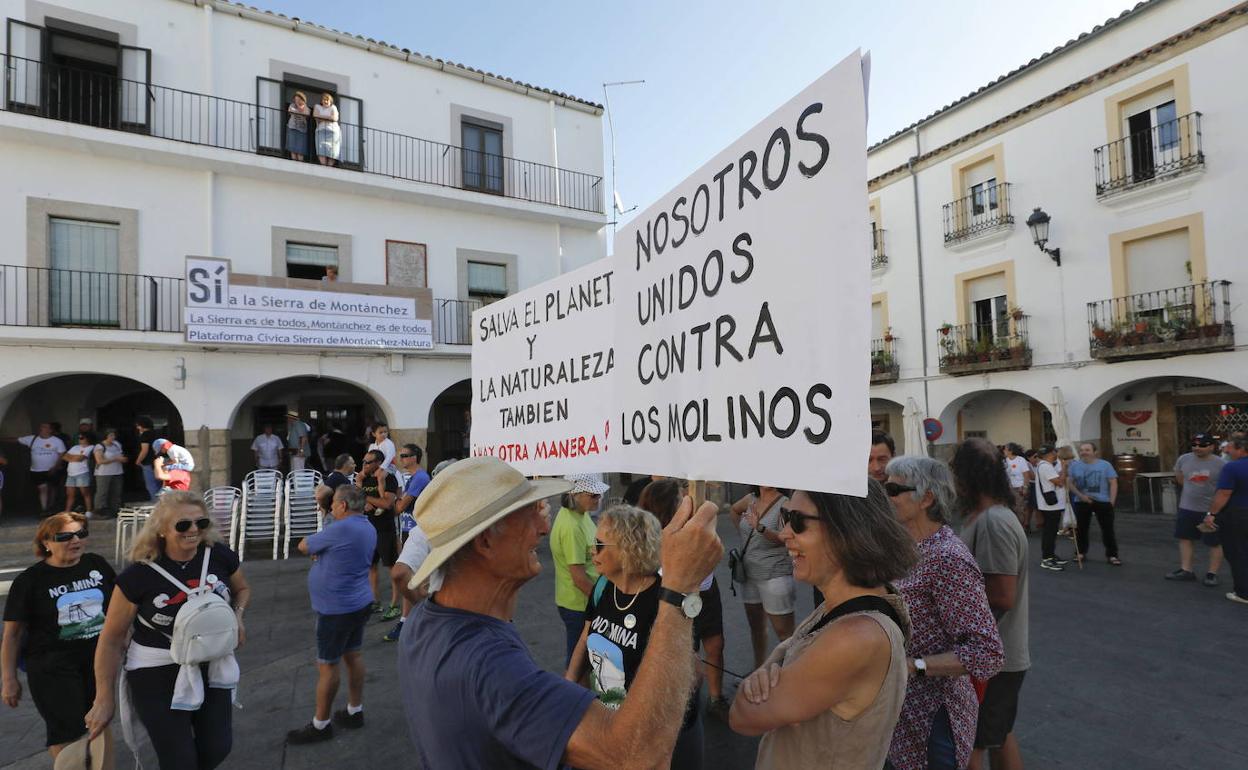 Protesta vecinal en Montánchez en 2019 contra el proyecto renovable. 