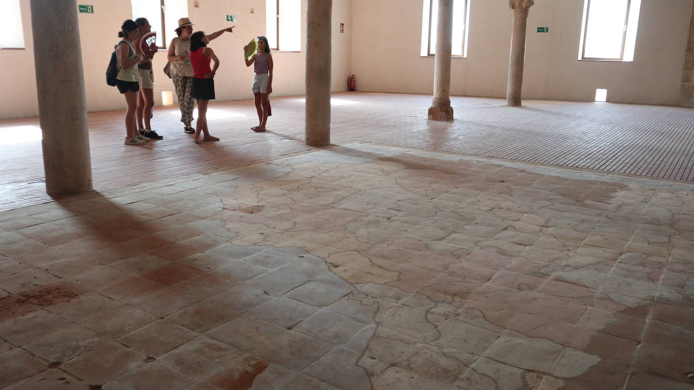 Interior del edificio de La Galera con un mapa en el suelo de cuando fue escuela. 