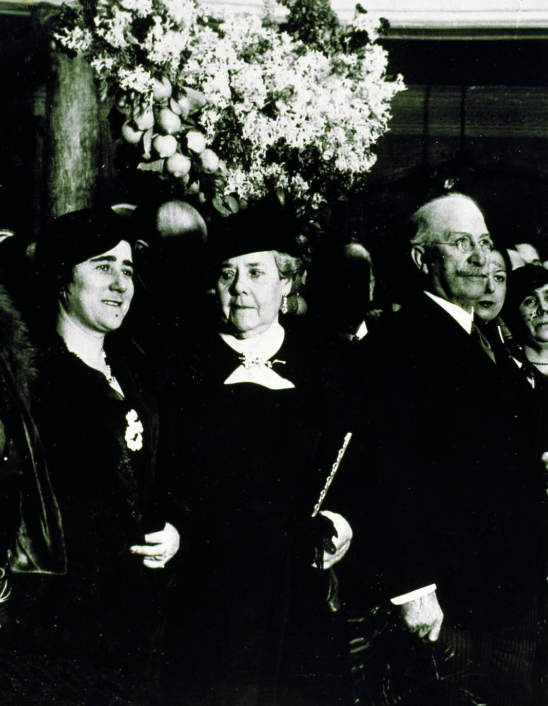 Celebrando su 70 cumpleaños el 4 de marzo de 1934, en la imagen con Clara Campoamor (i) y su mujer (c).