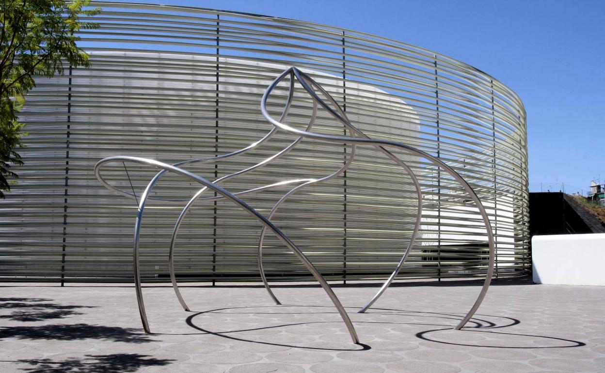 Escultura en homenaje a las víctimas de la Guerra Civil frente a la antigua plaza de toros y actual Palacio de Congresos de Badajoz.