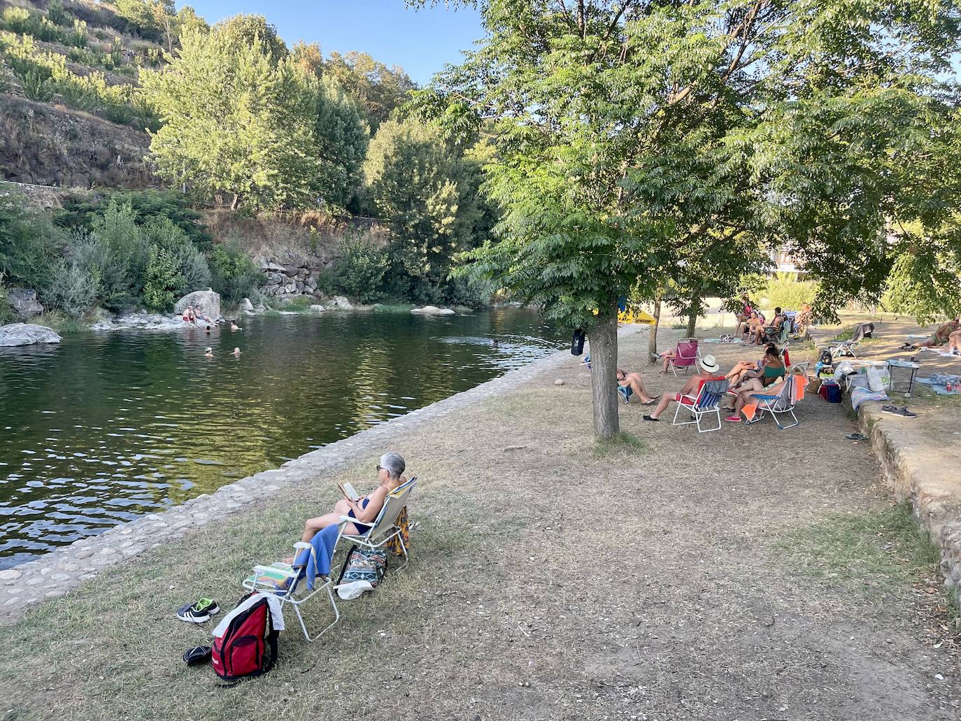 Piscina Simón es más pequeña y tranquila que La Pesquerona.