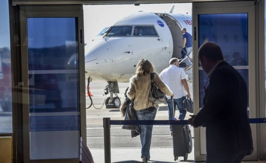 Usuarios del aeropuerto de Badajoz se encaminan hacia un avión de Air Nostrum. 