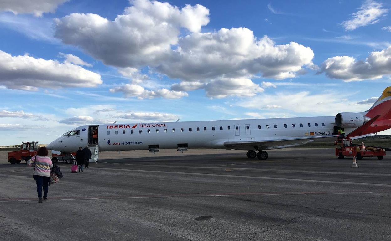 Un grupo de pasajeros se dirige a un avión de Air Nostrum en un vuelo Badajoz-Madrid del pasado mes de abril. 