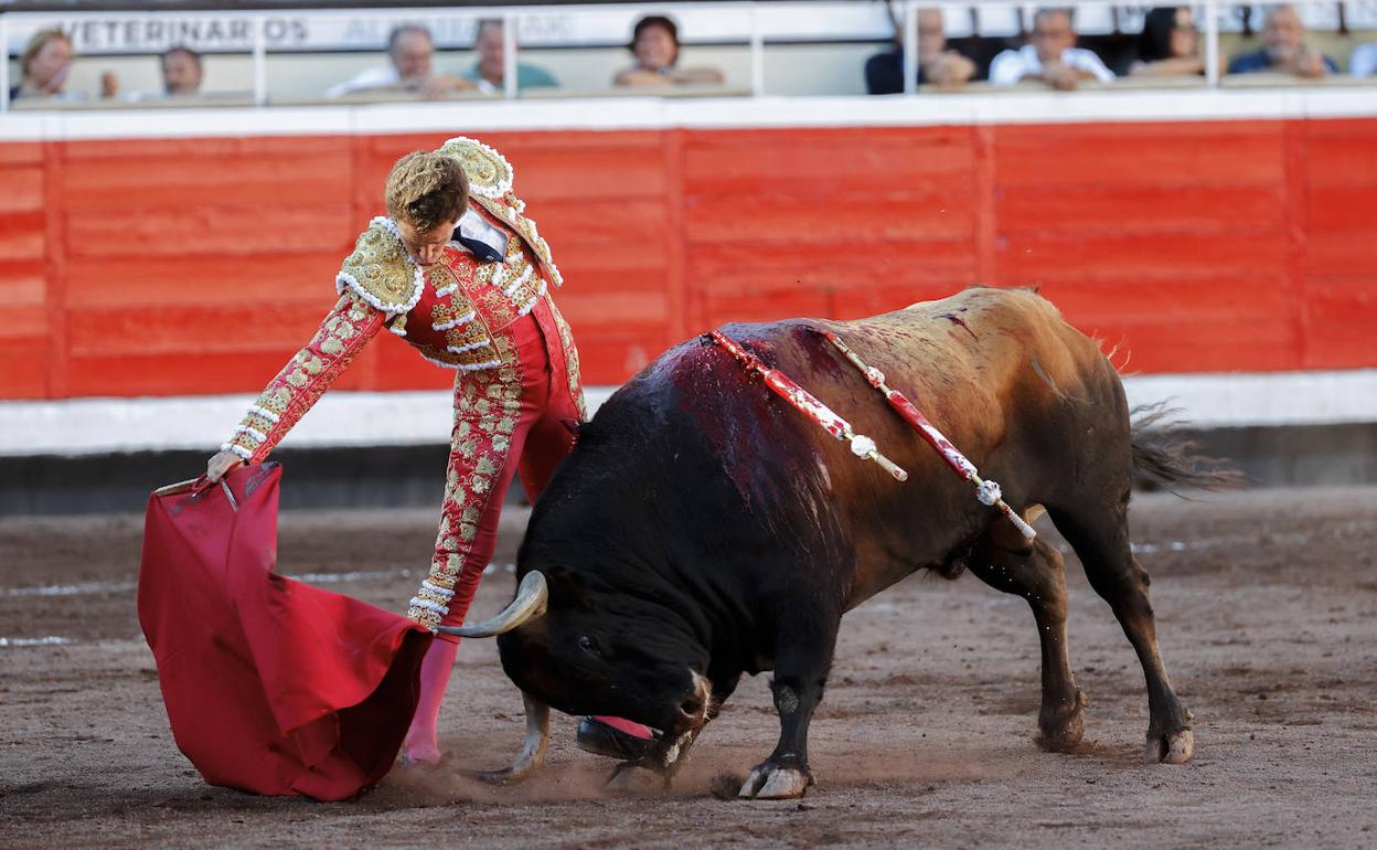 El torero Ginés Marín, da un pase a su primer toro durante la corrida de la Feria de Bilbao, celebrada este martes en la plaza toros de Vistalegre. 